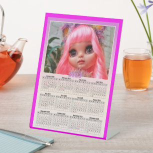 Vervang de foto door uw kalender-voetteken reclamebord met voetstuk