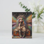 Verveelde fee zit op koffer briefkaart (Staand voorkant)