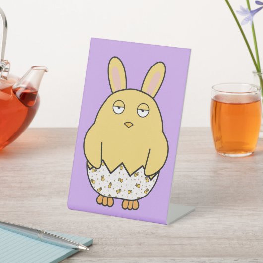 Verveelde konijnenchick reclamebord met voetstuk (Insitu)