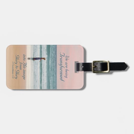 Vervormd in zijn Afbeelding Bijbel, meisje op stra Bagagelabel (Voorkant horizontaal)