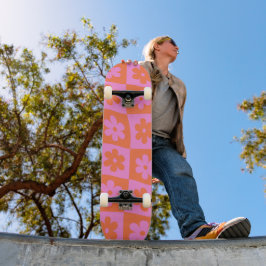Vervormde geruite retro bloemen roze oranje  persoonlijk skateboard