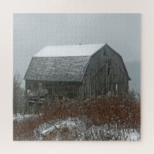 Verwaarloosde schuur in sneeuw landschaps puzzel