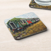 Verwaarloosde trein overgroeid met klimop en graff bier onderzetter (Linkerzijde)