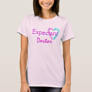 Verwacht arts in roze t-shirt