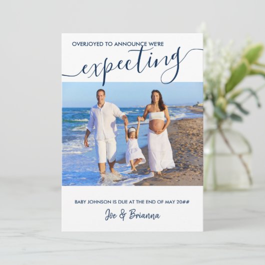 Verwacht foto en Elegant Script Blue Zwangerschap Aankondiging (Staand voorkant)