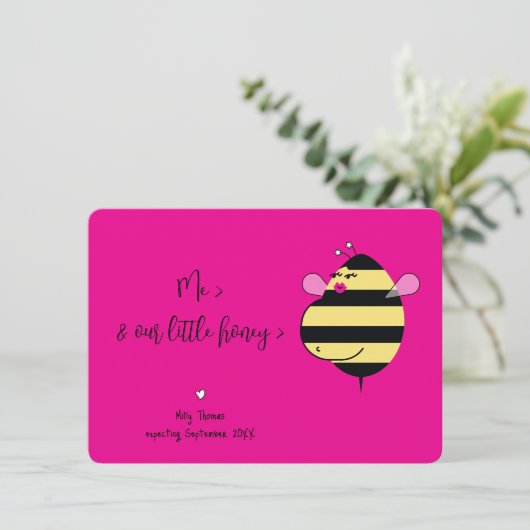 Verwacht Mama Bee Hot Pink Zwangerschap Aankondigi Kaart (Staand voorkant)