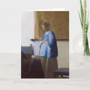 Verwacht moeder leest een brief kaart