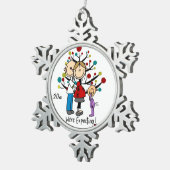 Verwacht paar met meisjessnowflake tin sneeuwvlok ornament (Rechts)