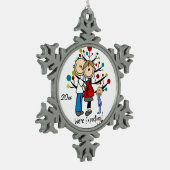 Verwacht paar met padvinder tin sneeuwvlok ornament (Links)