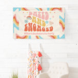 Verward en Verliefd Verloofde Feest Decoratie Spandoek<br><div class="desc">Dit ontwerp heeft een funky 70er jaren stijl verward en verliefd retro bloemen,  paddestoel en ring. Bekijk de hele collectie voor meer bijpassende artikelen!</div>