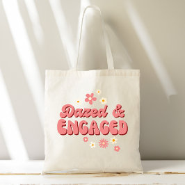 Verward en verloofd groovy retro madeliefje vrijge tote bag
