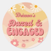 Verward en verloofd groovy retro madeliefjes vrijg ronde sticker (Voorkant)