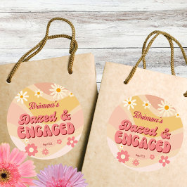 Verward en verloofd groovy retro madeliefjes vrijg ronde sticker