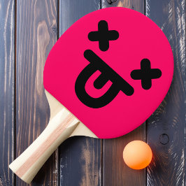 Verward tong uit gezicht roze pingpongbatje