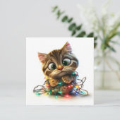 Verwarde feestelijke tabbykat met kerstlichtjes feestdagenkaart (Staand voorkant)