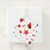 Verwarde kerstrode gemengde ornamenten met tekst bedankjes labels (In situ)