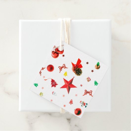 Verwarde kerstrode gemengde ornamenten met tekst bedankjes labels (In situ)