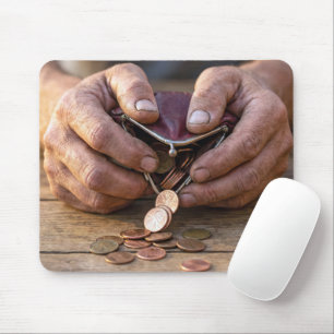 Verweerde handen met pennies in portemonnee muismat