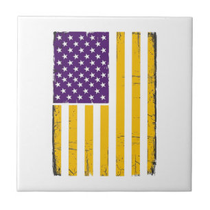 Verweerde paarse en gouden Amerikaanse vlag vector Tegeltje