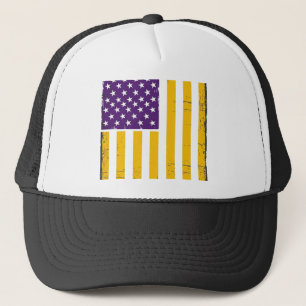 Verweerde paarse en gouden Amerikaanse vlag vector Trucker Pet