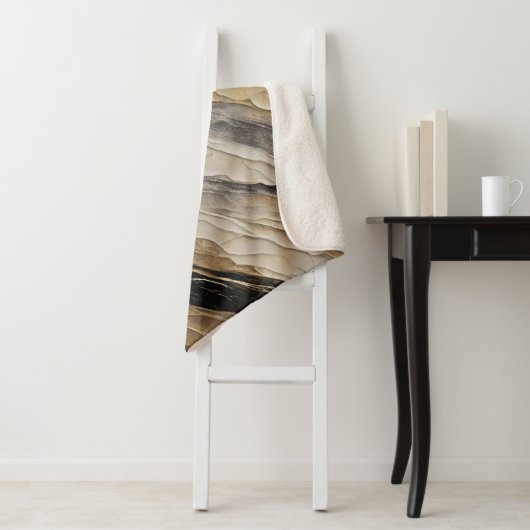 Verweerde zwarte en gouden streep sherpa deken (In situ)