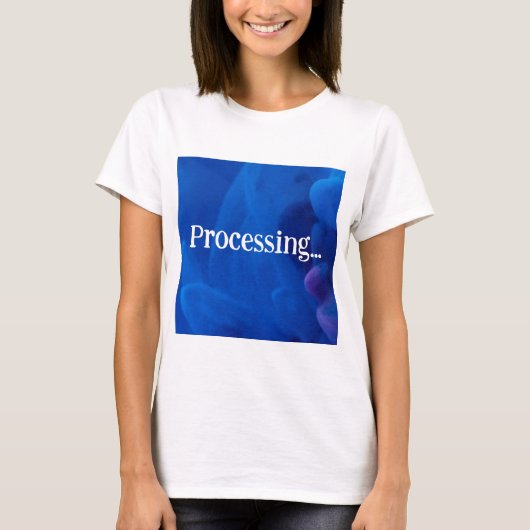 Verwerking op blauwe achtergrond t-shirt (Voorkant)
