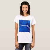 Verwerking op blauwe achtergrond t-shirt (Voorkant volledig)