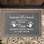 Verwijder alstublieft schoenen kleine handen krijt deurmat<br><div class="desc">"Omdat kleine handjes onze vloeren aanraken,  verwijder dan schoenen aan de deur" in het wit met handafdrukken illustratie over een op een krijtbord geïnspireerde achtergrond.</div>