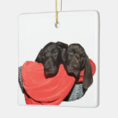 Verwijzers in een mand keramisch ornament (Links)