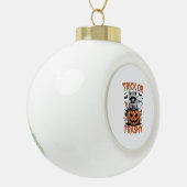 Verwilderde Halloween truc of Trashy Keramische Bal Ornament (Links)