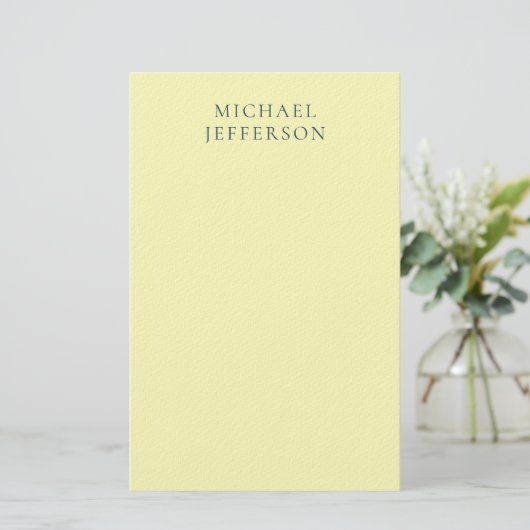 Very Pale Yellow Minimalist Plain Modern Name Briefpapier (Staand voorkant)
