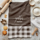 Verzamel Herfst Bruin & Witte Buffel Check Theedoek<br><div class="desc">Voeg een vleugje warmte en charme toe aan uw keuken met deze Gather Herfst Brown & White Buffalo Check keukenhanddoek. Deze keukenhanddoek met een klassiek plaid buffelpatroon met het woord "verzamelen" en een aanpasbare familienaam is ideaal voor het creëren van een gezellig en uitnodigend gevoel voor uw huis tijdens het...</div>