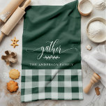 Verzamel Herfst Groen & Wit Buffalo Check Theedoek<br><div class="desc">Voeg een vleugje warmte en charme toe aan uw keuken met deze Gather Herfst Green & White Buffalo Check keukenhanddoek. Deze keukenhanddoek met een klassiek plaid buffelpatroon met het woord "verzamelen" en een aanpasbare familienaam is ideaal voor het creëren van een gezellig en uitnodigend gevoel voor uw huis tijdens het...</div>