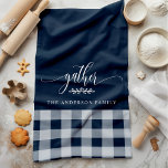 Verzamel Herfst Navy & White Buffalo Check Theedoek<br><div class="desc">Voeg een vleugje warmte en charme toe aan uw keuken met deze Gather Herfst Navy & White Buffalo Check keukenhanddoek. Deze keukenhanddoek met een klassiek plaid buffelpatroon met het woord "verzamelen" en een aanpasbare familienaam is ideaal voor het creëren van een gezellig en uitnodigend gevoel voor uw huis tijdens het...</div>