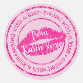 Verzegeld met een Kiss Pink Lips Custom Round Stic Ronde Sticker (Voorkant)