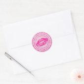 Verzegeld met een Kiss Pink Lips Custom Round Stic Ronde Sticker (Envelop)