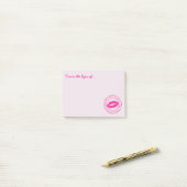 Verzegeld met een kus roze lippenstift lippen aang post-it® notes (Op bureau)