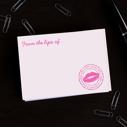 Verzegeld met een kus roze lippenstift lippen aang post-it® notes