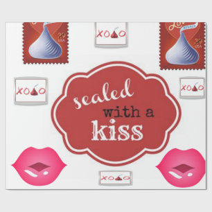 Verzegelde een zoene tiener die haar verjaardagsar cadeaupapier