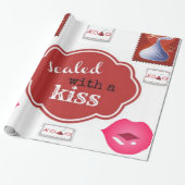 Verzegelde een zoene tiener die haar verjaardagsar cadeaupapier (Uitgerold)