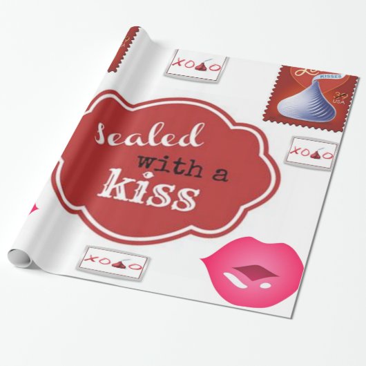 Verzegelde een zoene tiener die haar verjaardagsar cadeaupapier (Uitgerold)