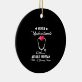 Verzekeringscadeau | Oude vrouw nooit onderschatte Keramisch Ornament (Rechts)