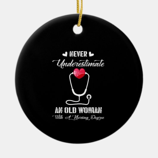 Verzekeringscadeau | Oude vrouw nooit onderschatte Keramisch Ornament (Voorkant)