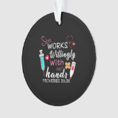 Verzekeringscadeau | Zij werkt willens en wetens Ornament (voorkant)