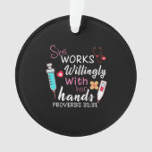 Verzekeringscadeau | Zij werkt willens en wetens Ornament (voorkant)