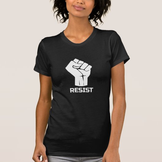 Verzet met vuist - in wit t-shirt (Voorkant)
