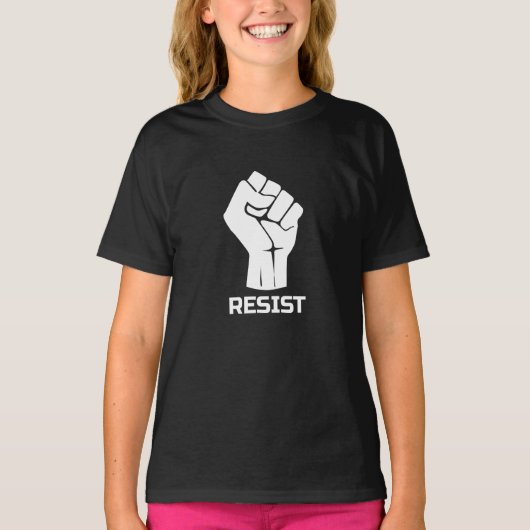 Verzet met vuist - in wit t-shirt (Voorkant)