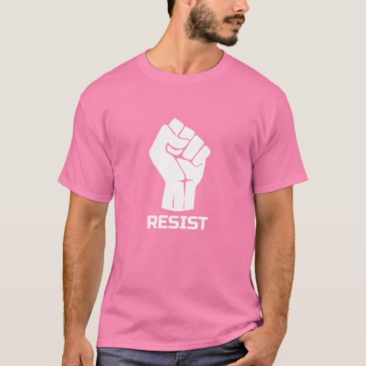 Verzet met vuist - in wit t-shirt (Voorkant)