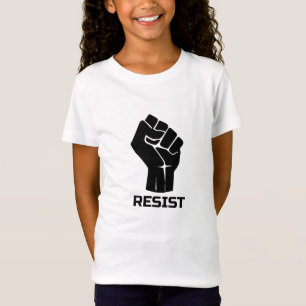 Verzet met vuist - in zwart t-shirt