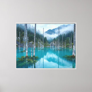 Verzonken bos Lake Kaindy - Ethisch turquoise Canvas Afdruk